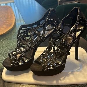 Size 9.5 Zigi Black studded heel (4”)